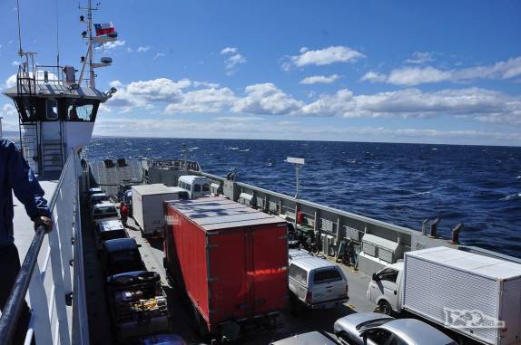 A Fiona no ferry que nos leva de Punta Arenas à Terra do Fogo, no sul do Chile